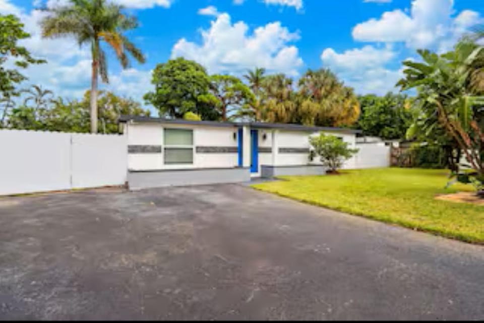 Property building, Facade/entrance, Garden