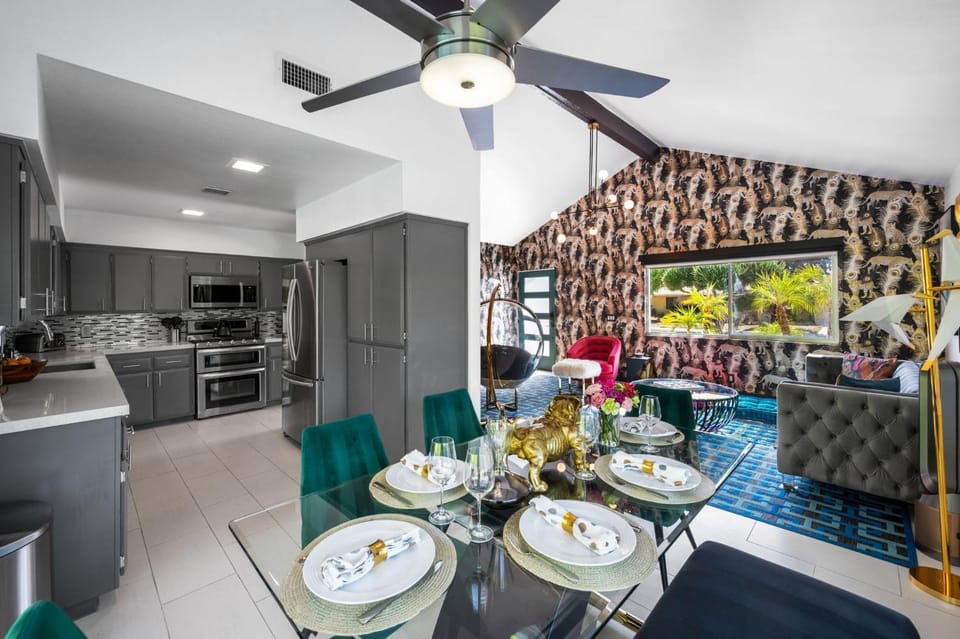 Kitchen or kitchenette, Living room, Dining area