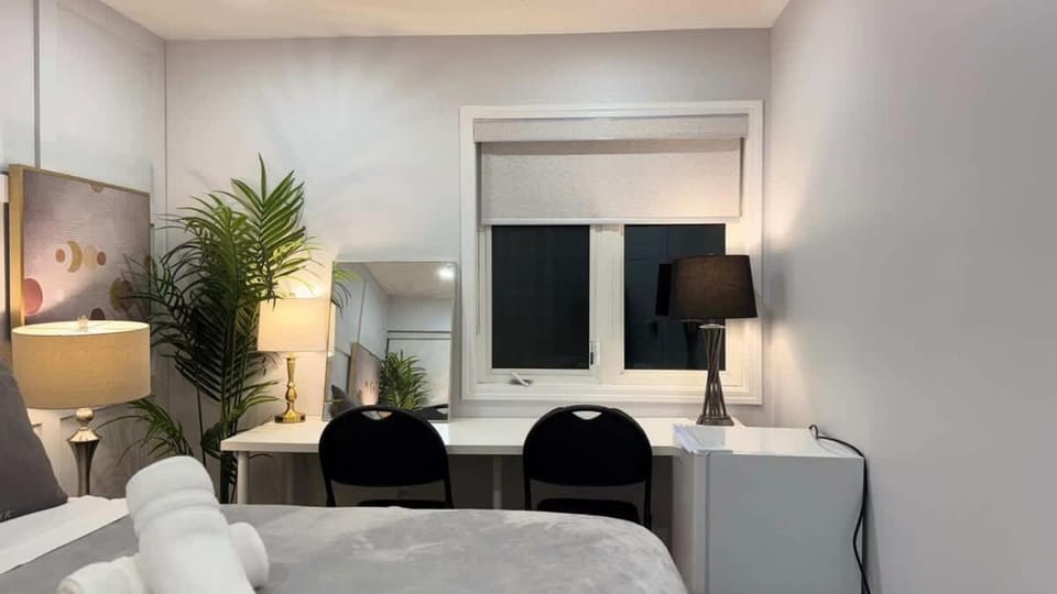 Cozy Room with Bath and Shared Kitchen in Milton Apartment in Milton