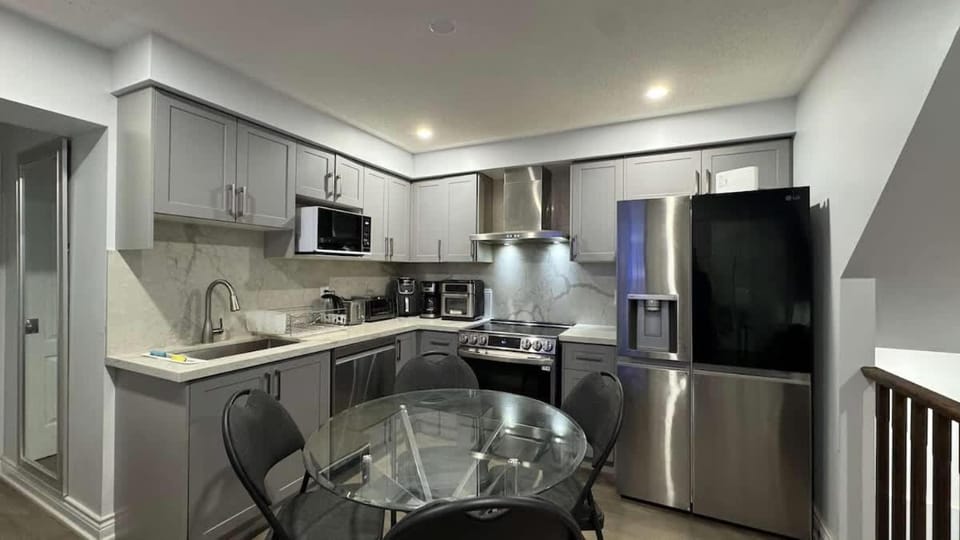 Cozy Room with Bath and Shared Kitchen in Milton Apartment in Milton