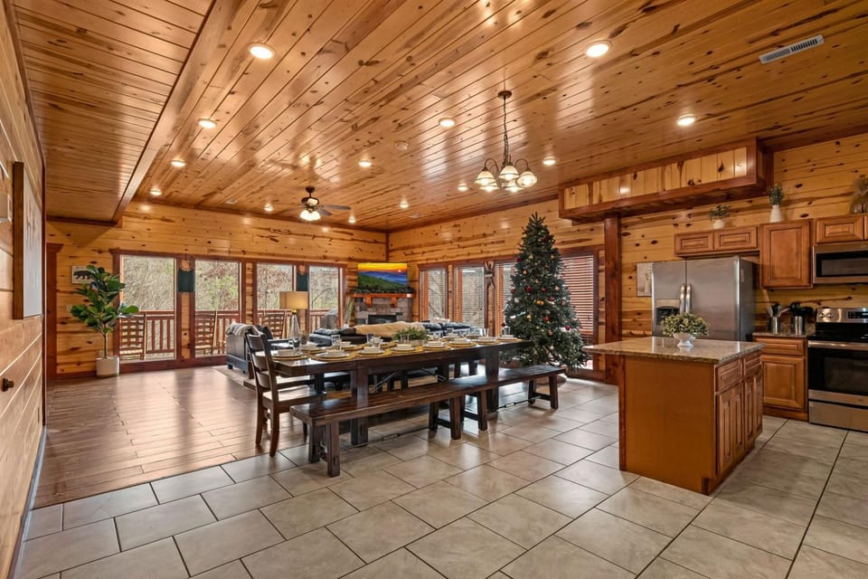 Pvt Indoor Pool, Gorgeous 6-BR Cabin, Theater, BBQ Cabin in Sevier County