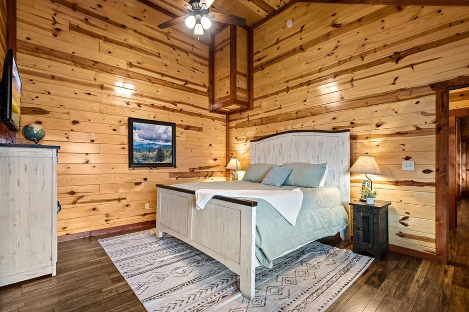 6BR Mtn View Cabin, Pvt Indoor Pool, Theater, SL12 Cabin in Sevier County