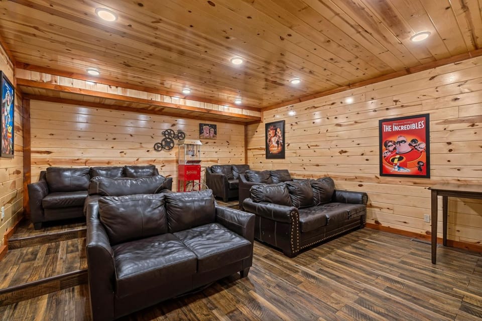 6BR Mtn View Cabin, Pvt Indoor Pool, Theater, SL12 Cabin in Sevier County