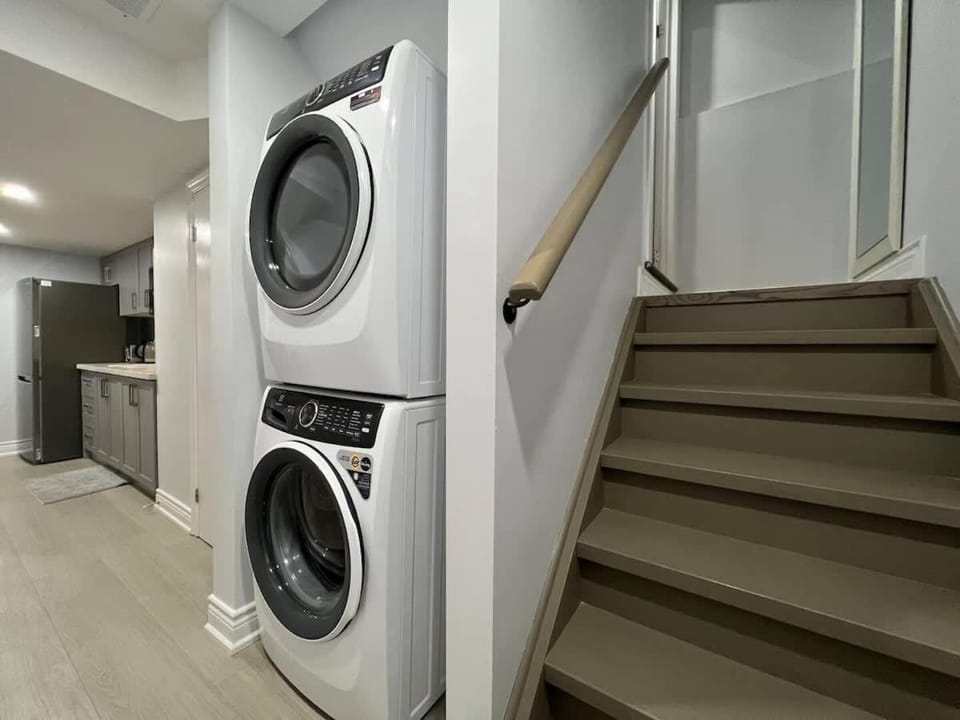 Private Room with Bath and Shared Kitchen Apartment in Milton