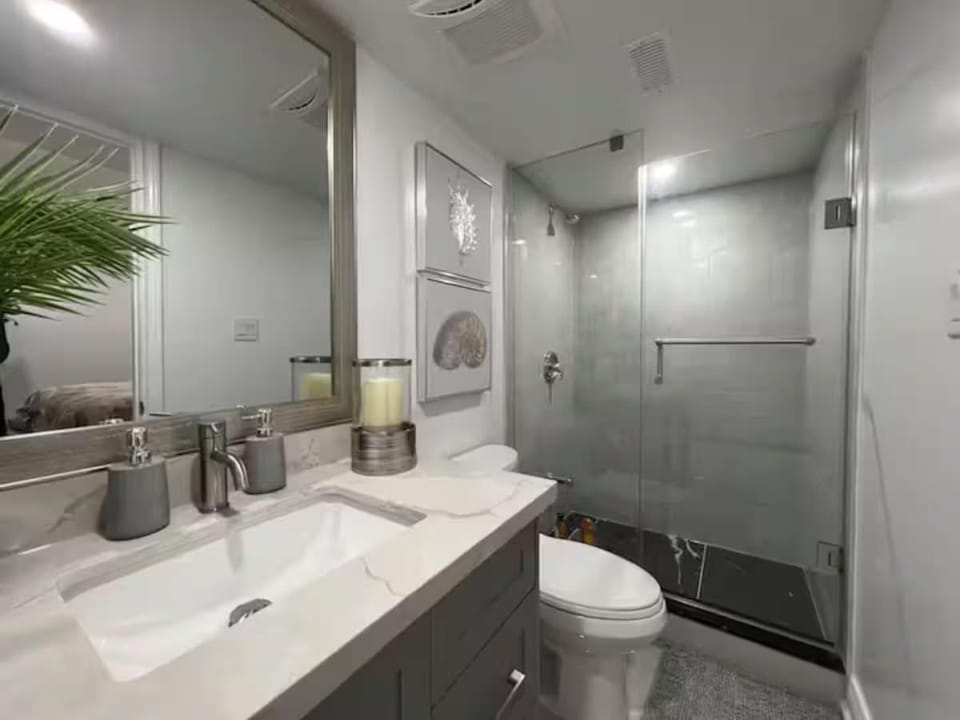 Private Room with Bath and Shared Kitchen Apartment in Milton