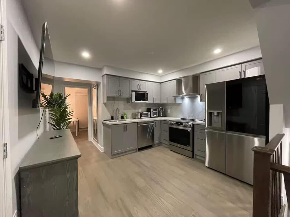 Private Room with Bath and Shared Kitchen Apartment in Milton