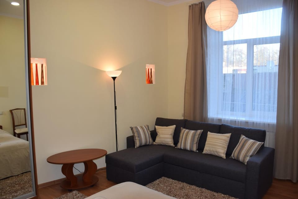 Day, Seating area