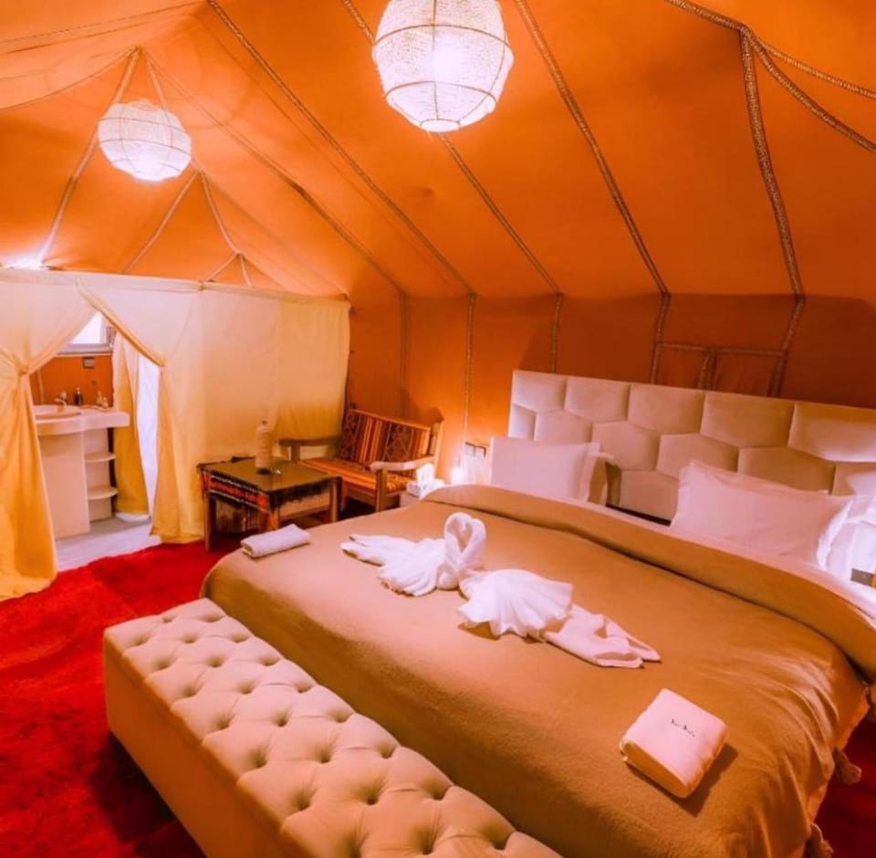 Bed, Living room, Photo of the whole room, Seating area, Bedroom, towels