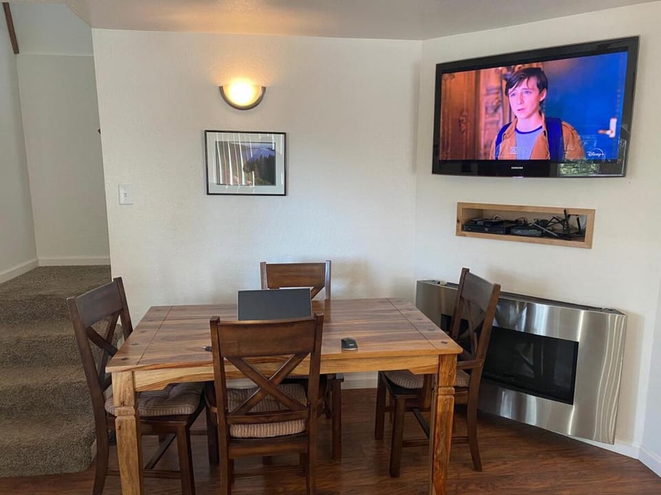 A South Lake Tahoe Mountain Getaway and Ski Lodge! House in Round Hill Village