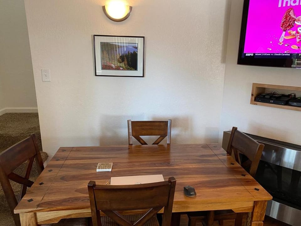 A South Lake Tahoe Mountain Getaway and Ski Lodge! House in Round Hill Village