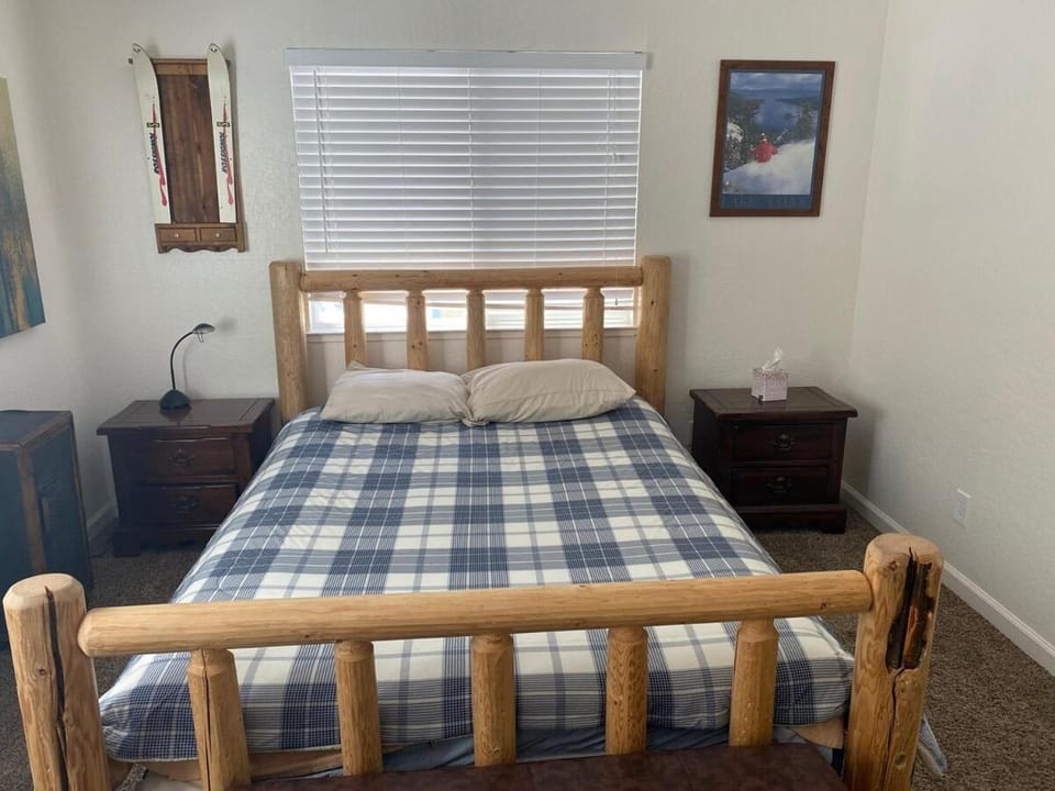 A South Lake Tahoe Mountain Getaway and Ski Lodge! House in Round Hill Village