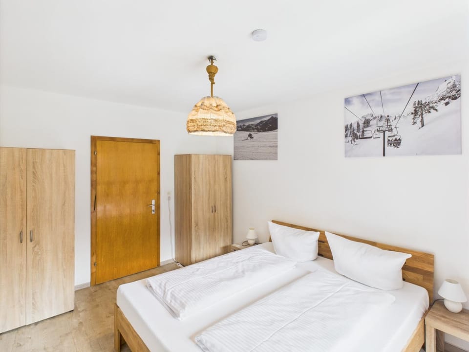 Bed, Bedroom, heating, towels