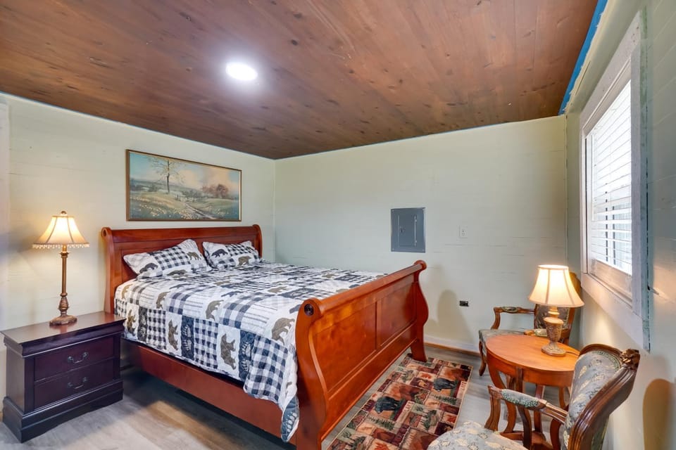 Explore Cades Cove & Smoky Mtns! Restored Cabin Cabin in Townsend