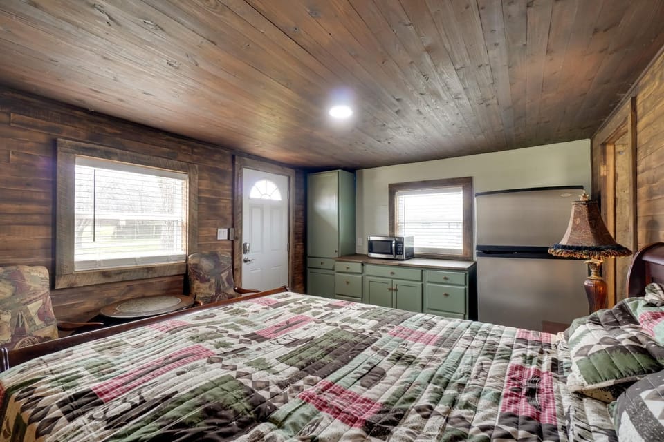 2 Mi to Nat'l Park: Riverside Smoky Mtn Cabin! Cabin in Townsend
