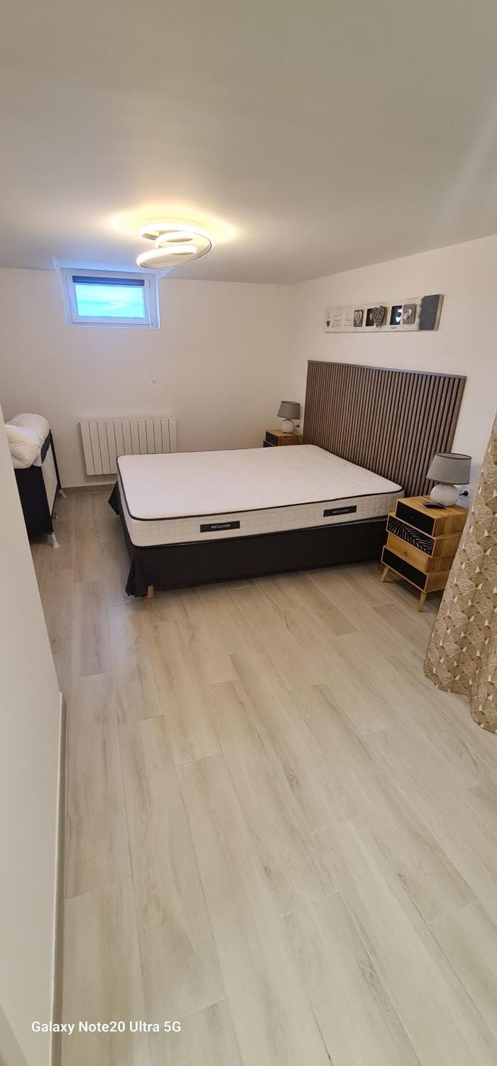 Photo of the whole room, Bedroom