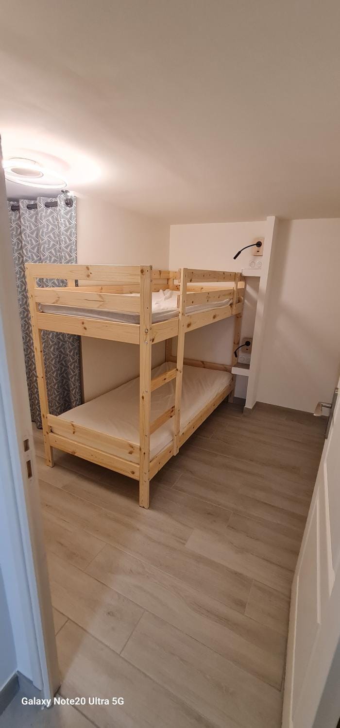 Bedroom, bunk bed