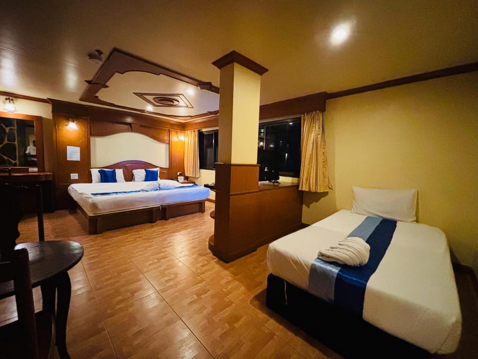 Bed, TV and multimedia, Photo of the whole room, Bedroom, towels