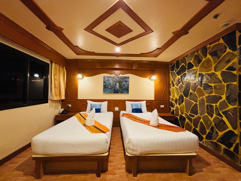 Bed, TV and multimedia, Photo of the whole room, Seating area, Bedroom