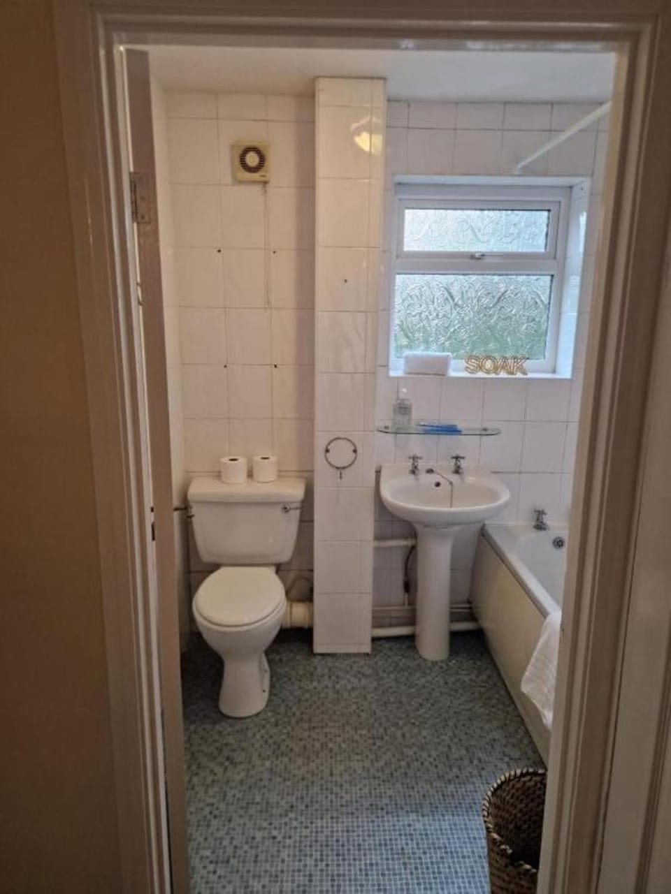 Toilet, Bathroom, Bath, towels, acessibility