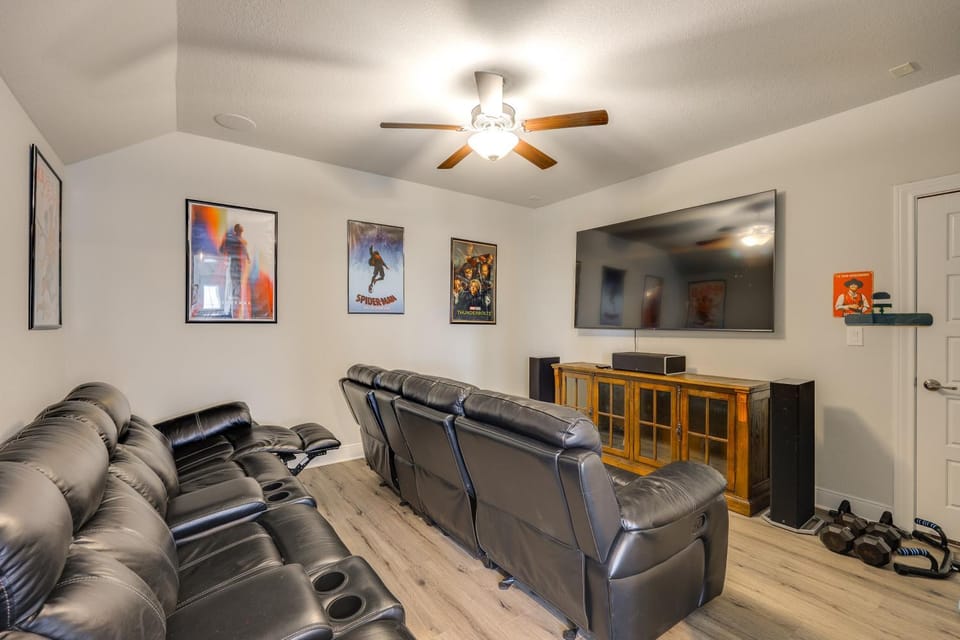 2 Mi to TPC San Antonio: Group Getaway w/ Theater! House in San Antonio