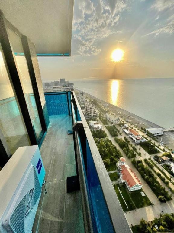 Communal lounge/ TV room, Day, Natural landscape, View (from property/room), Balcony/Terrace, Evening entertainment, City view, Sea view, Sunrise, Sunset