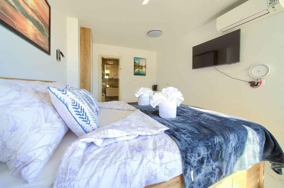 TV and multimedia, Bedroom, air conditioner