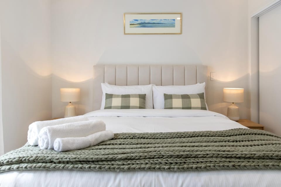 Bed, Bedroom, towels