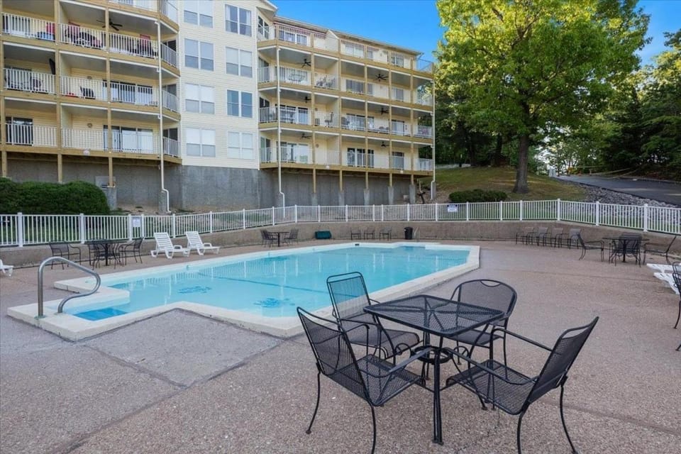 Property building, Patio, Day, Swimming pool, Swimming pool, sunbed