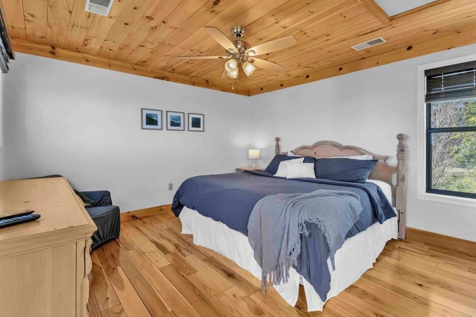 Amazing Mt. LeConte views Chalet in Gatlinburg