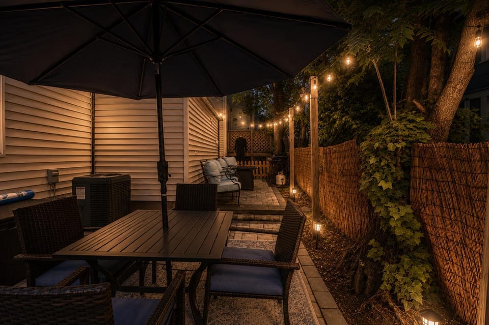 5 min walk to Asbury Park, 4 beach badges, firepit, grill, porch, cool AC Apartment in Ocean Grove
