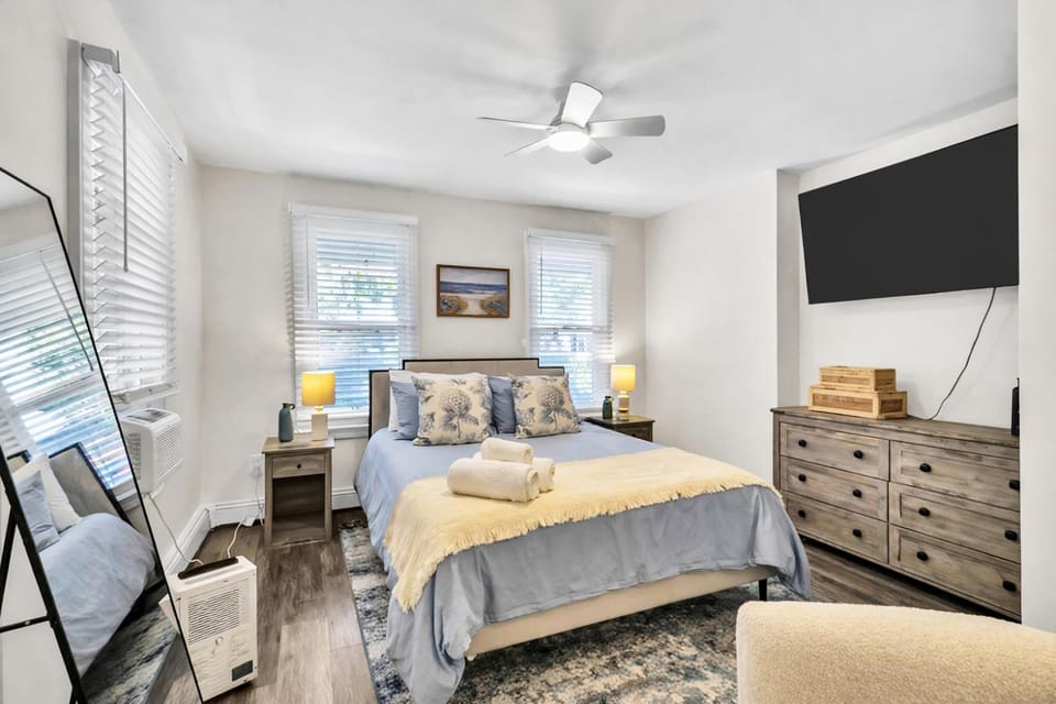 5 min walk to Asbury Park, 4 beach badges, firepit, grill, porch, cool AC Apartment in Ocean Grove