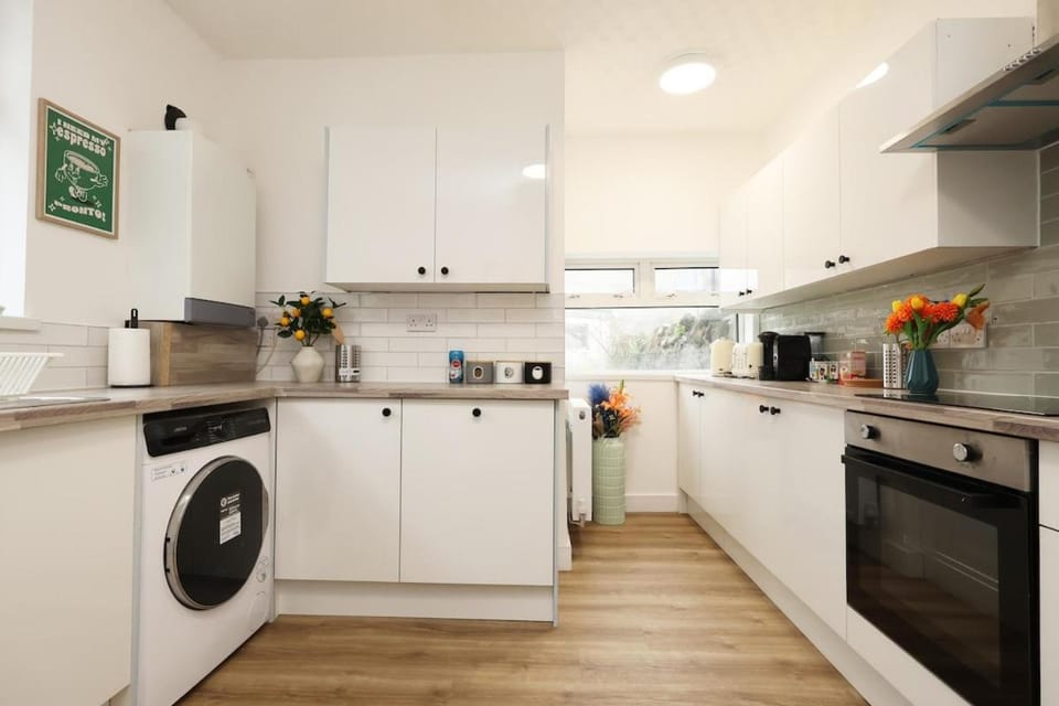 Super Spacious Cardiff Central 5 Bedroom House 10 Beds 2 Bathrooms Free Parking House in Cardiff