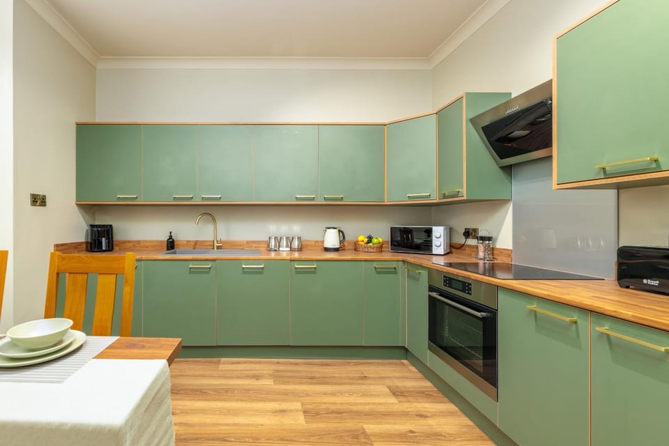 Coffee/tea facilities, Kitchen or kitchenette, dishwasher, oven, stove, toaster