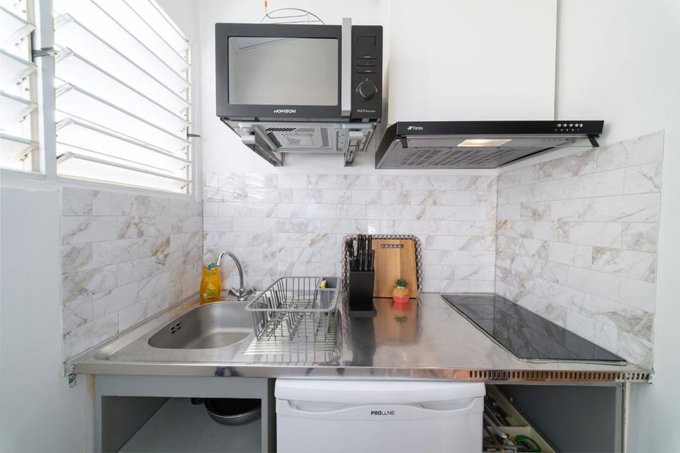Meals, microwave, stove, kitchen