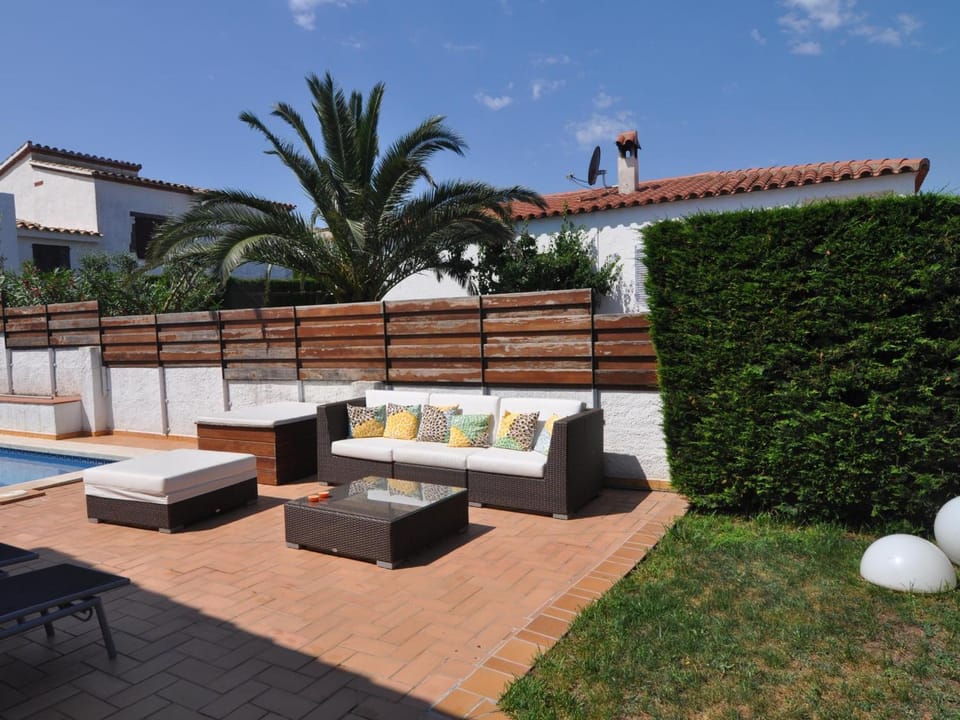 Casa Encantadora con Piscina Privada en Riells, Ideal para Familias y Amigos - HISP-7-1 Villa in L'Escala