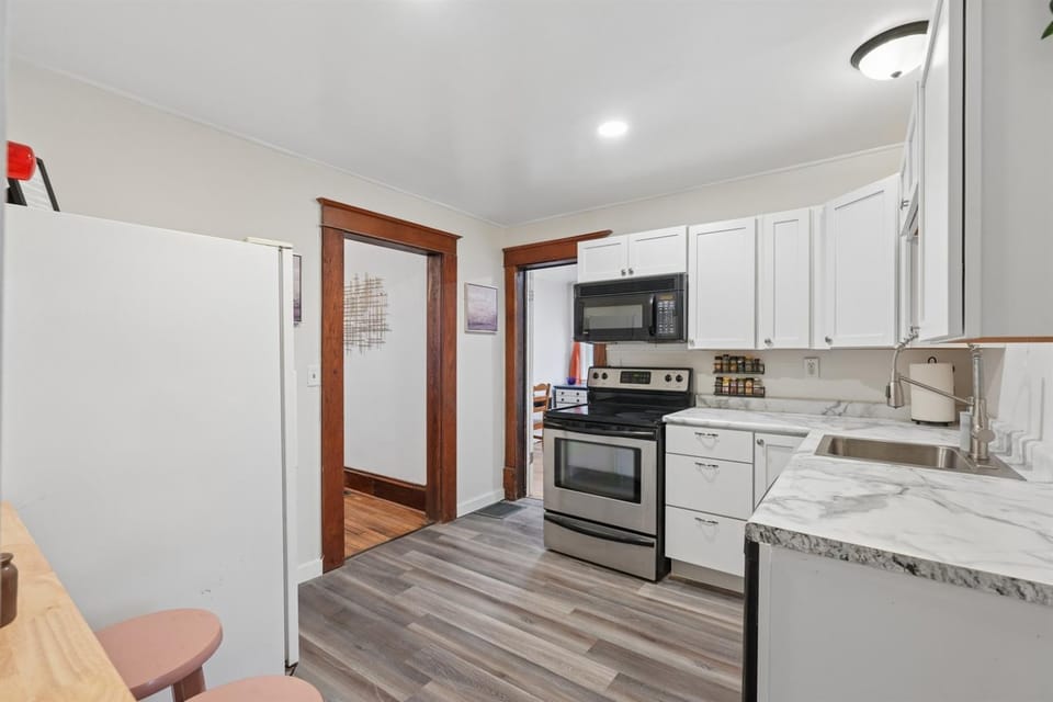 Kitchen or kitchenette, dishwasher, oven, stove