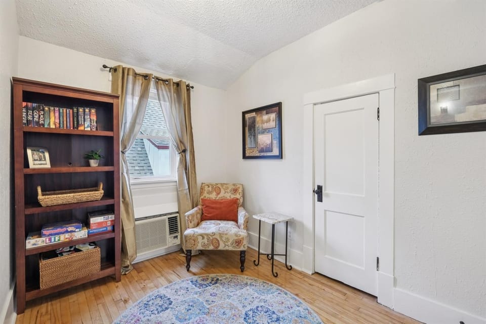 Library, Living room, Seating area