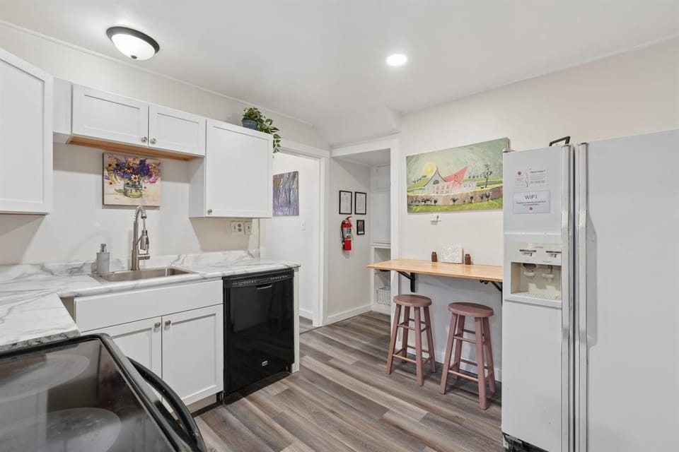 Kitchen or kitchenette, Dining area, oven, stove