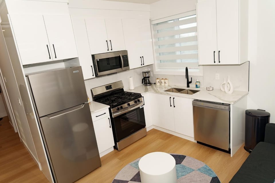 Coffee/tea facilities, dishwasher, oven, stove, toaster, kitchen