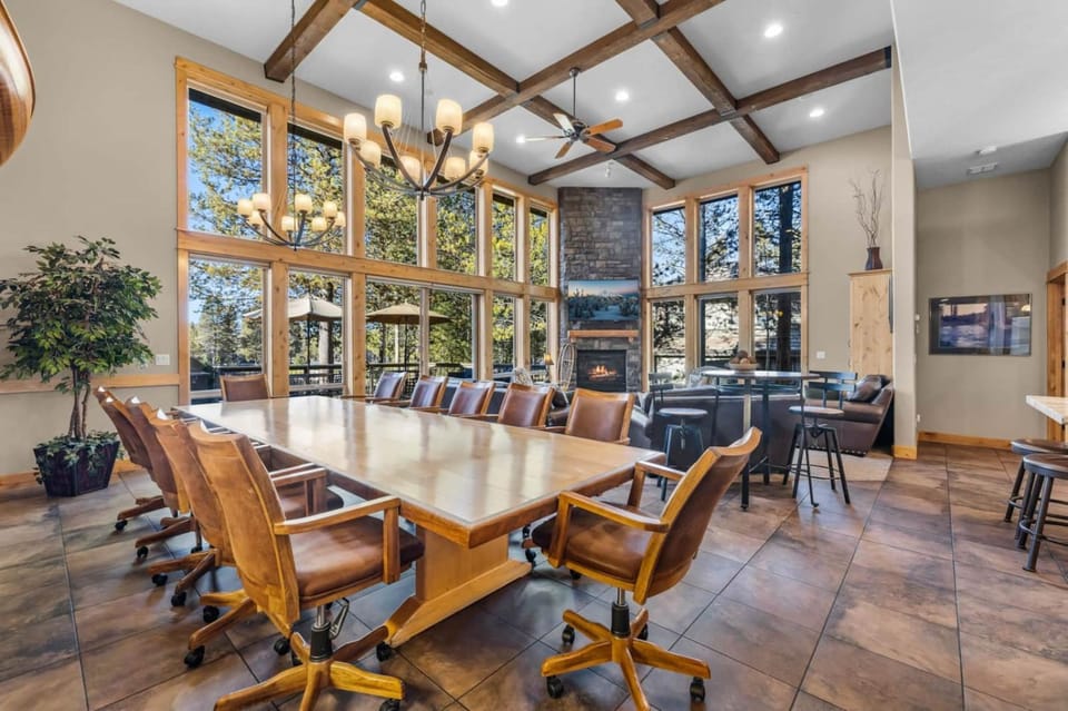 Woods & Irons Lodge House in Sunriver