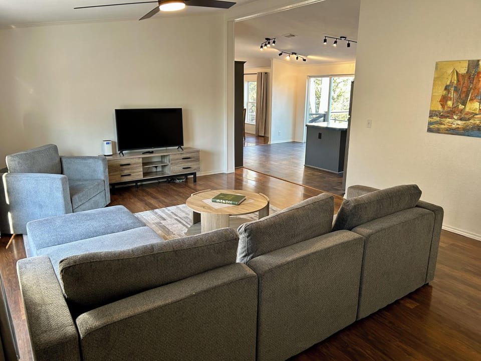 TV and multimedia, Living room, Seating area