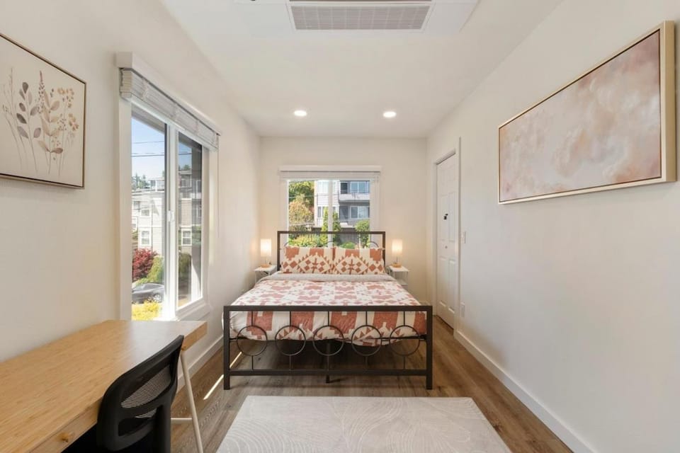 Emerald Leaf Upstairs Apartment in South Lake Union