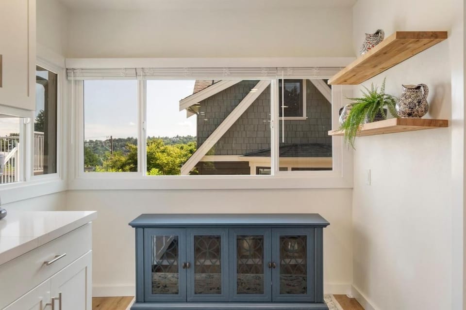 Emerald Leaf Upstairs Apartment in South Lake Union