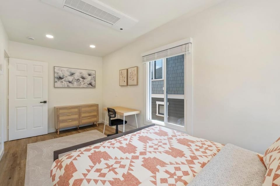 Emerald Leaf Upstairs Apartment in South Lake Union
