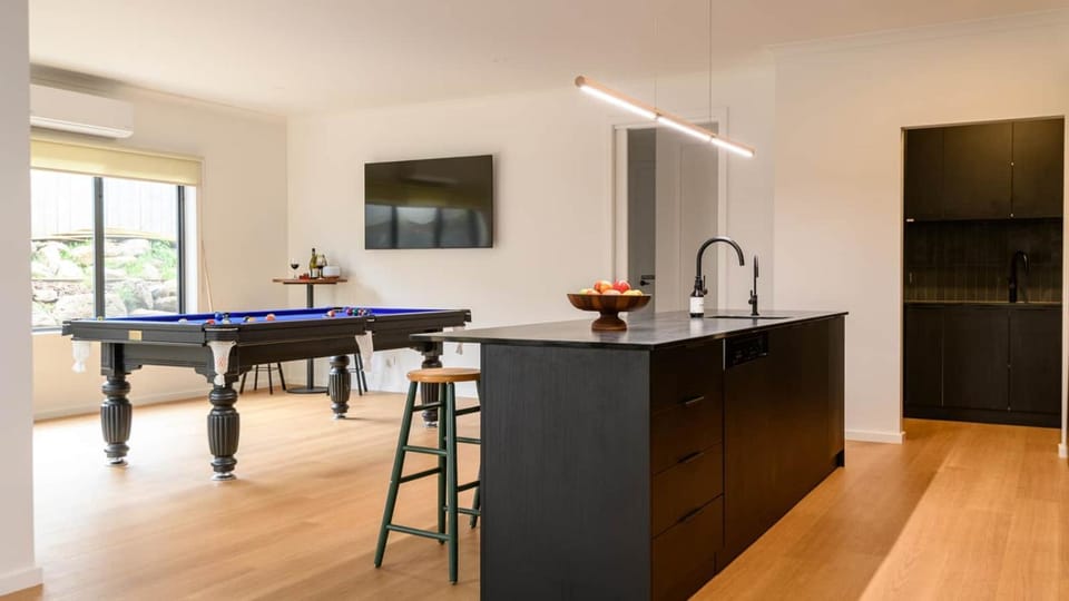 Game Room, Dining area