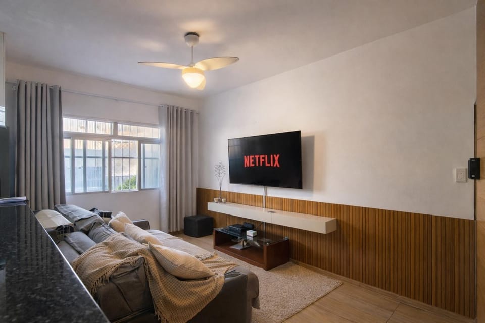 Bed, TV and multimedia, Living room, Photo of the whole room, Seating area, Evening entertainment