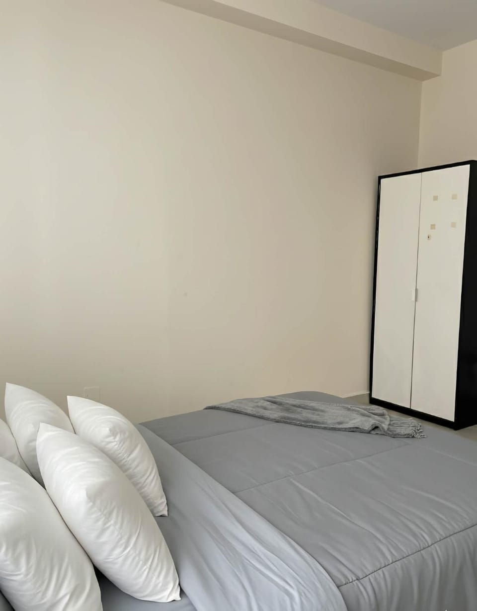 Comfortable Queen Room, Dubai City View, Private & Peaceful, 8 Mints Walk To Dubai Vacation rental in Al Sharjah