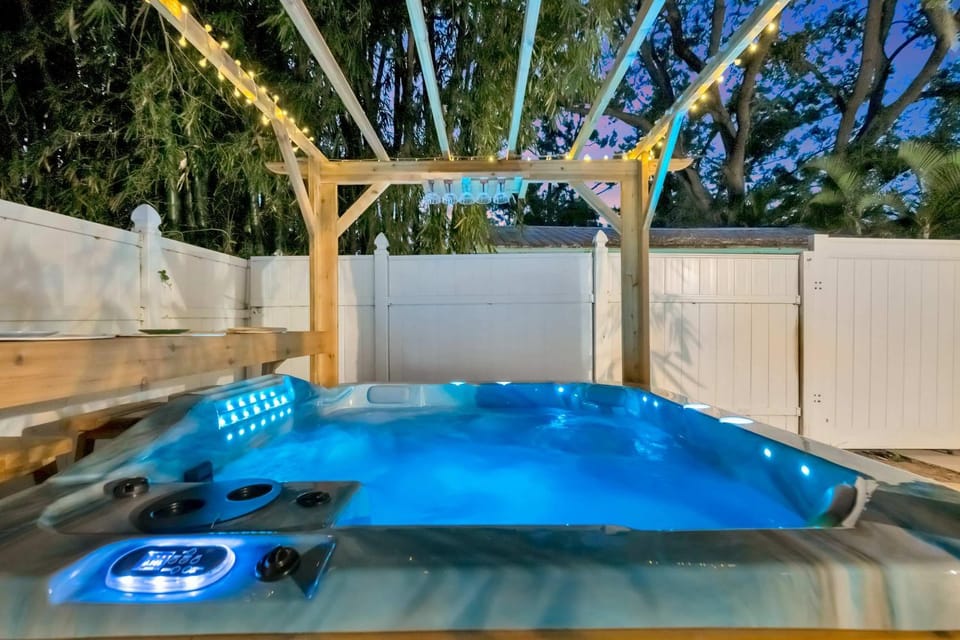 Pet Friendly Downtown Home - Free Bikes & BBQ House in Safety Harbor