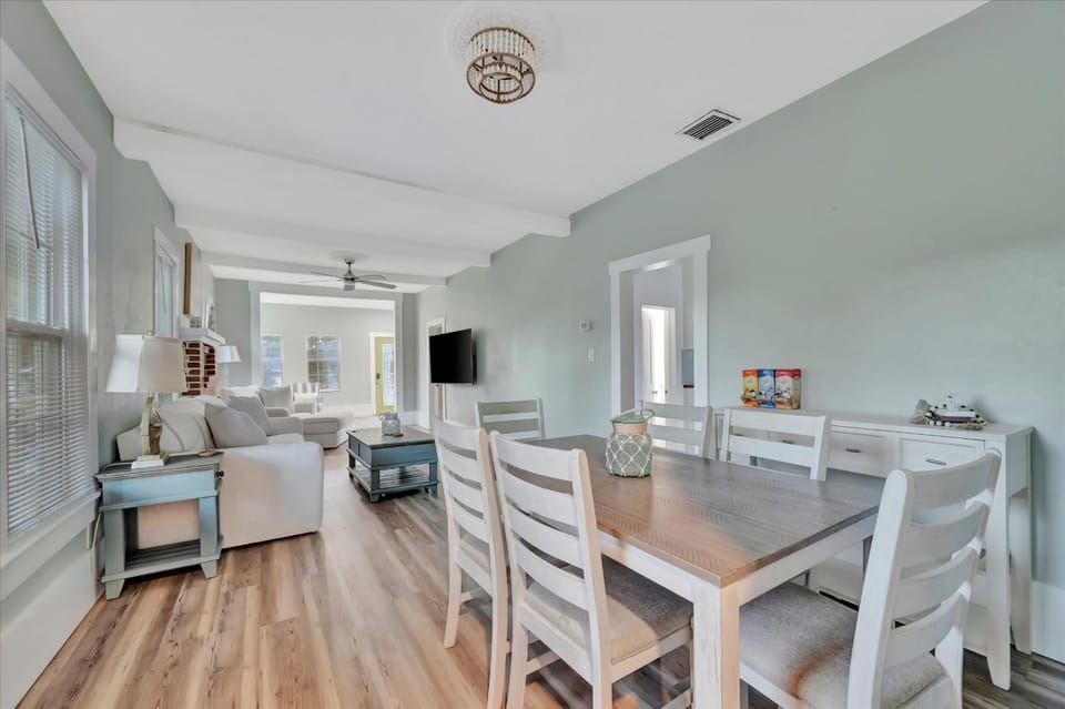 Pet Friendly Downtown Home - Free Bikes & BBQ House in Safety Harbor