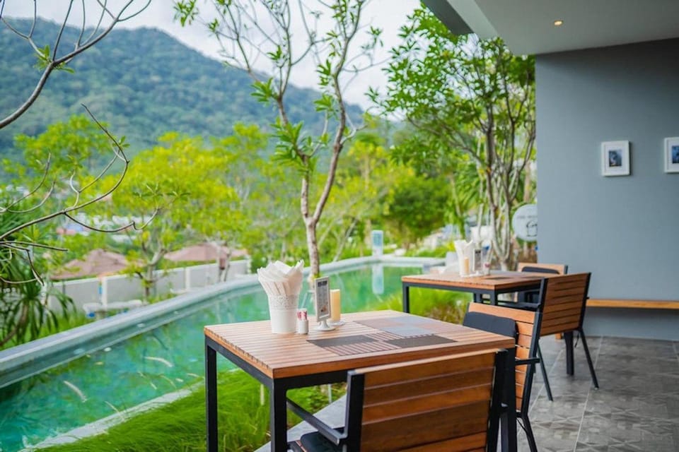 Restaurant/places to eat, Pool view